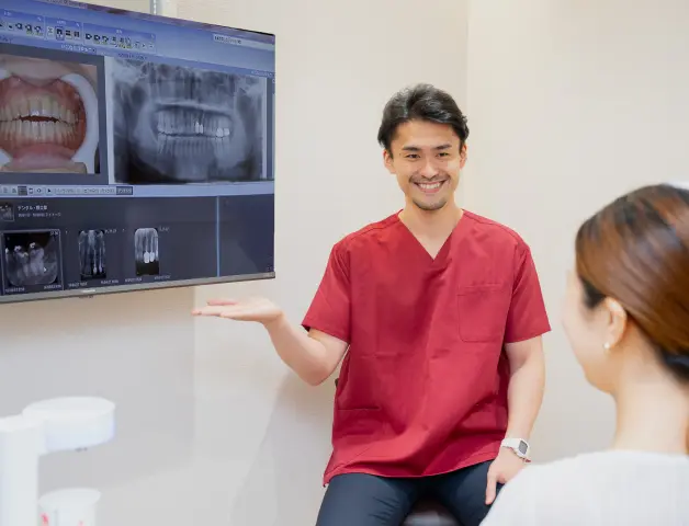 デンタルクリニックCたまプラーザのモニターを使ったわかりやすい説明|たまプラーザ駅徒歩3分の歯医者・歯科